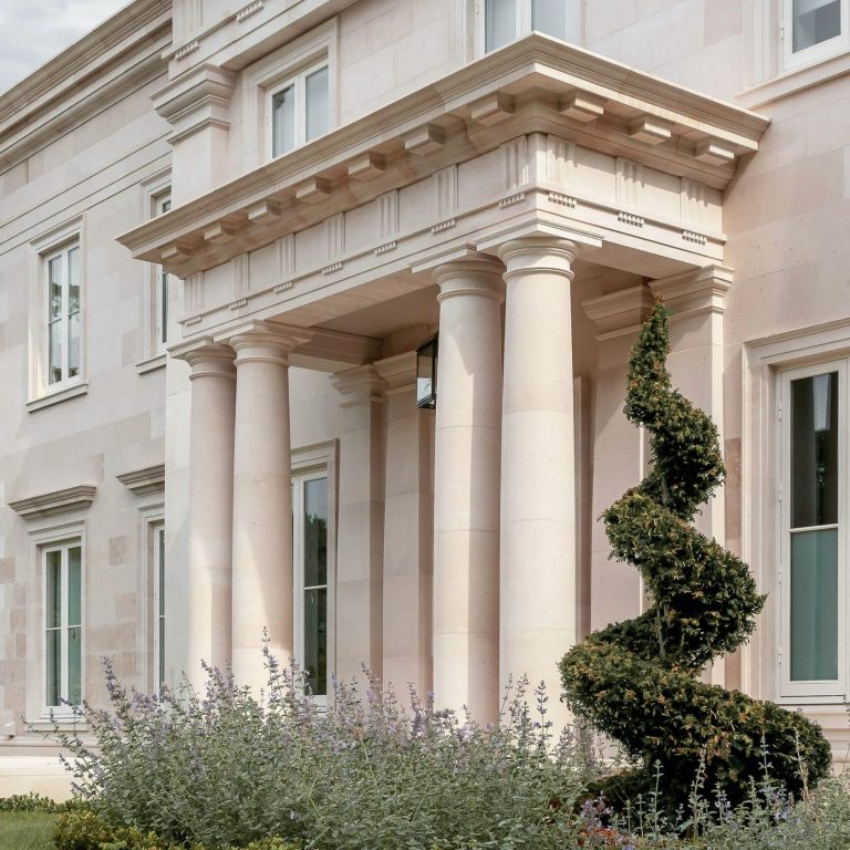Doric entablature with mutules, rather than modillions